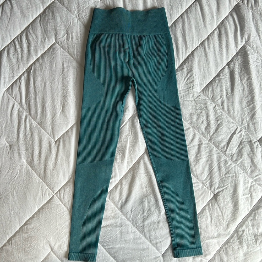 Peached by Nellie, teal scrunch butt leggings.